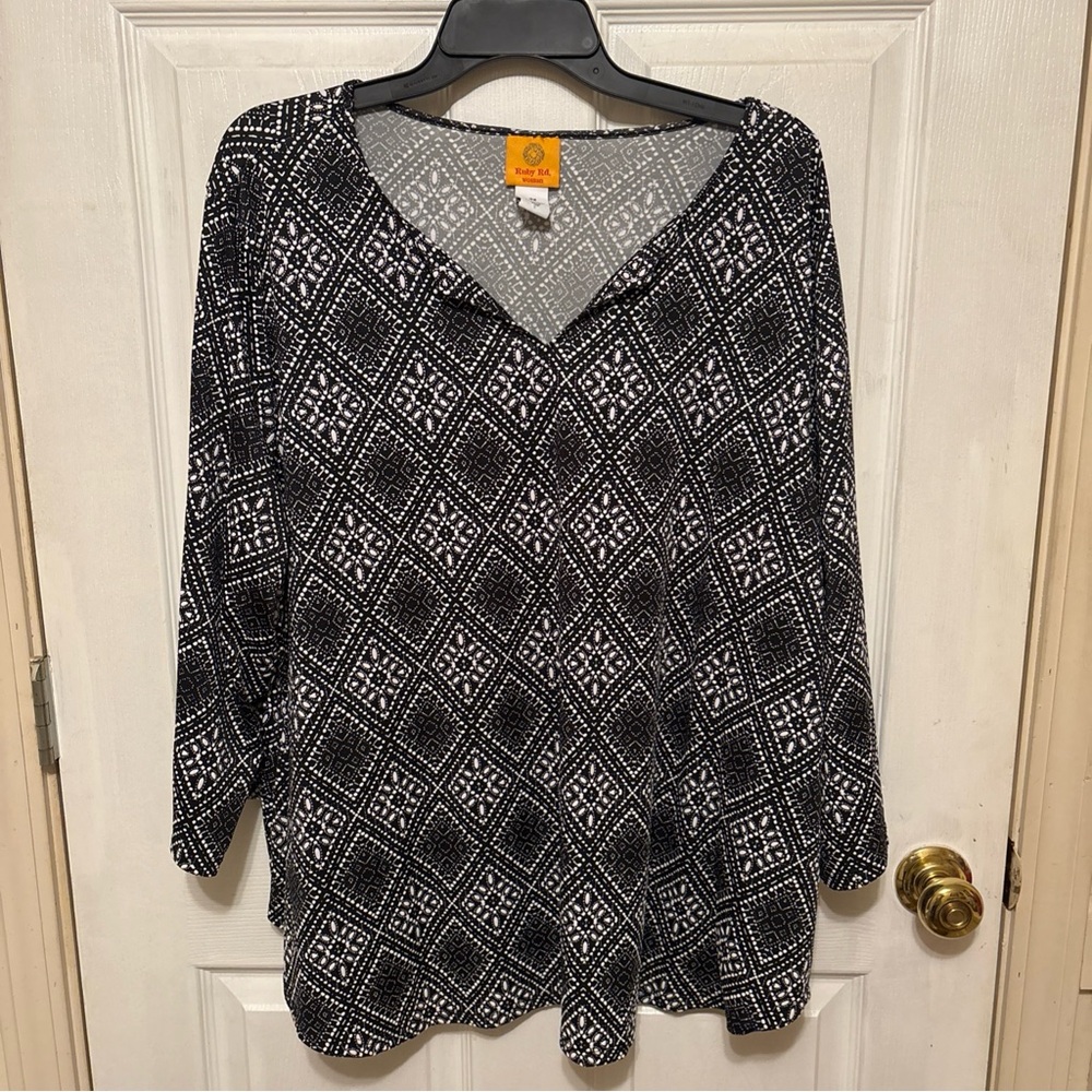 Black and White Geometric Women's Top